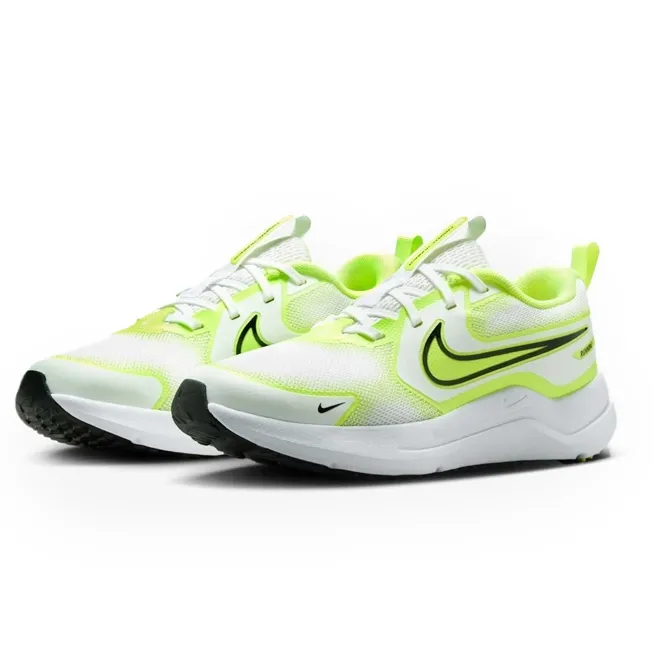 Tênis infantil Nike Cosmic Runner branco em perspectiva frontal mostrando cabedal e sola.