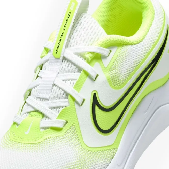 Close no cabedal do tênis infantil Nike Cosmic Runner branco mostrando detalhes e cadarços.