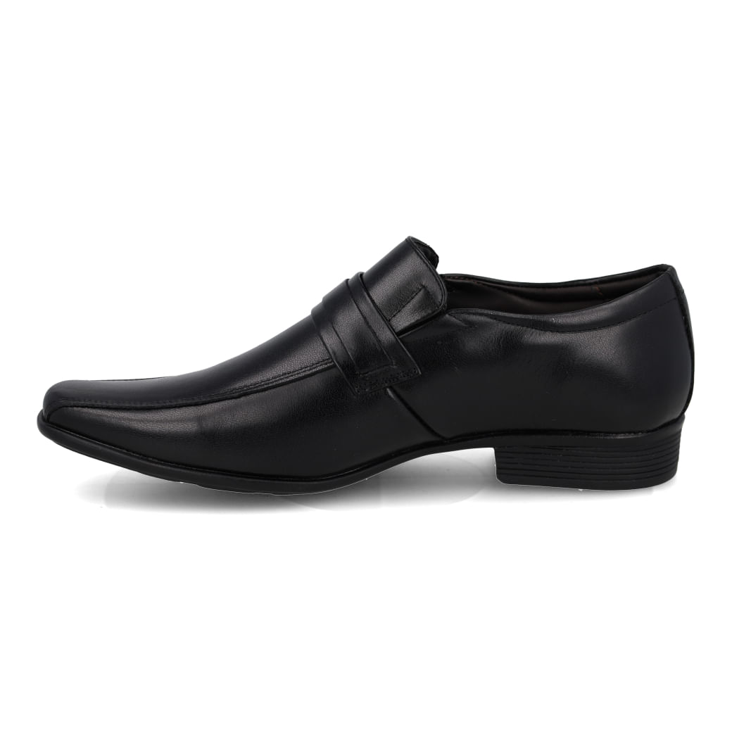 Sapato masculino em couro preto, vista lateral esquerda mostrando design social com tira superior e detalhe metálico.
