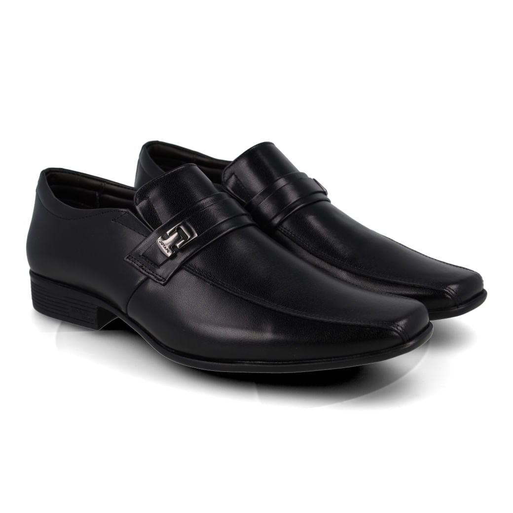 Par de sapatos sociais masculinos Constantino em couro preto com detalhes metálicos e acabamento liso.