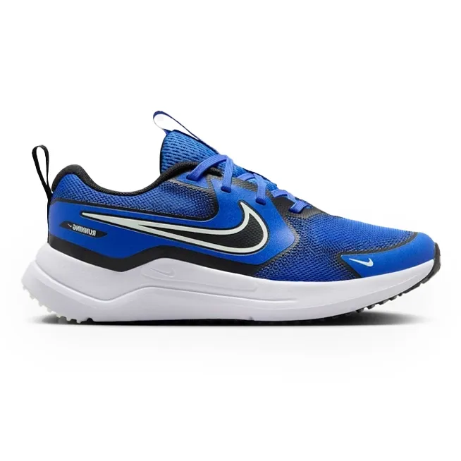 Tênis infantil Nike azul em perfil lateral direito com cabedal em mesh respirável e solado em borracha preta