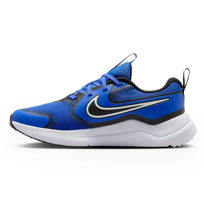 Tênis Nike azul em perfil lateral esquerdo destacando fechamento por cadarços elásticos