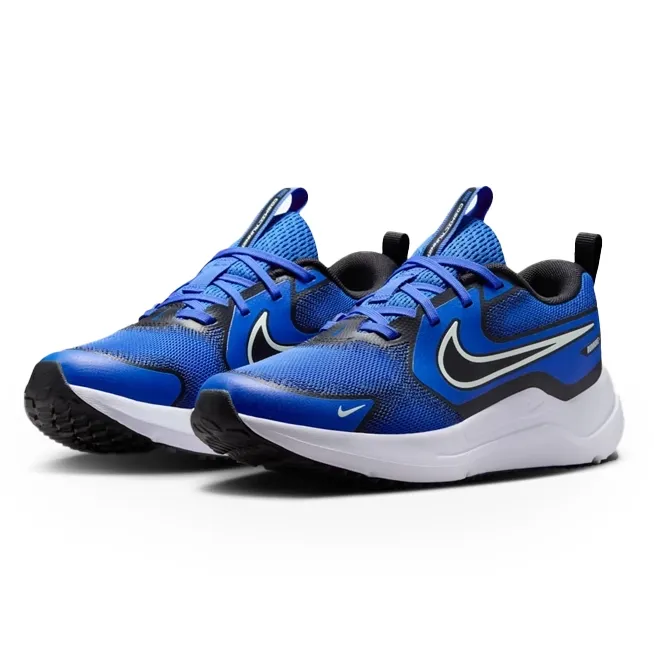 Tênis Nike infantil azul visto de frente mostrando o cabedal em mesh respirável