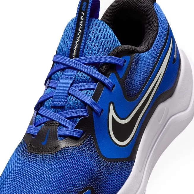 Close do tênis Nike infantil azul mostrando detalhes do cadarço e interior acolchoado