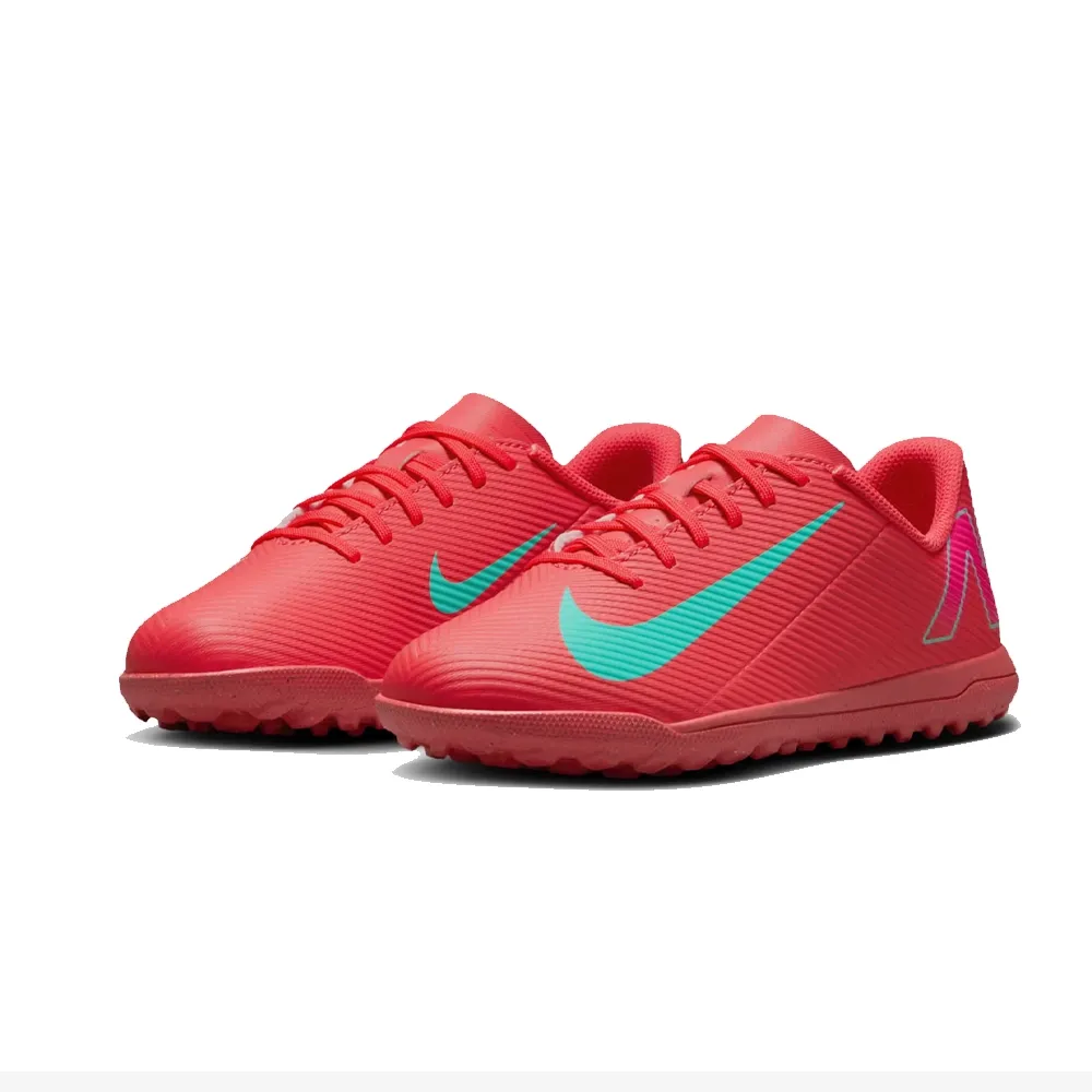 Par de chuteiras Nike JR Vapor 16 Club coral vista frontal mostrando ambos os pares