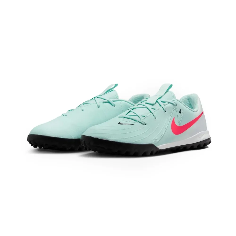 Par de chuteiras society infantil Nike Phantom GX II em ângulo frontal, cor verde claro