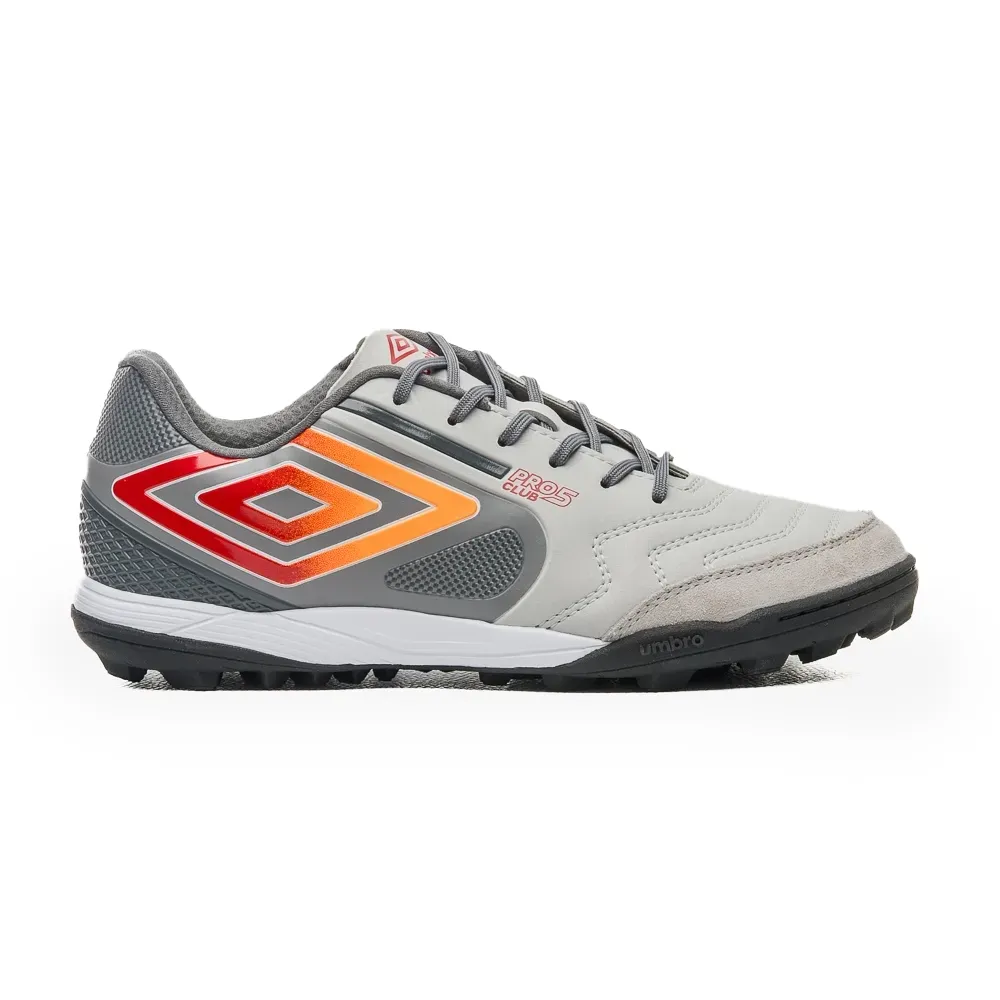 Chuteira society Umbro Pro 5 Bump masculina vista lateral em cinza e grafite com detalhes laranja e sola preta