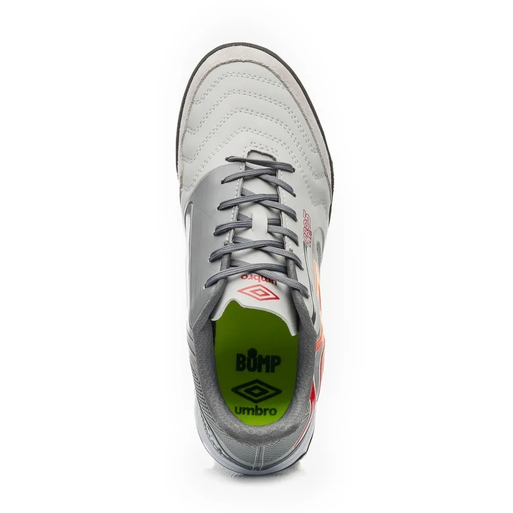 Vista superior da chuteira Umbro Pro 5 Bump mostrando língua, cadarços e forro interno