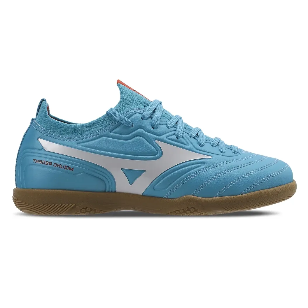 Chuteira infantil Mizuno Strike azul vista lateral direita com cabedal sintético e têxtil, sola marrom emborrachada para futsal