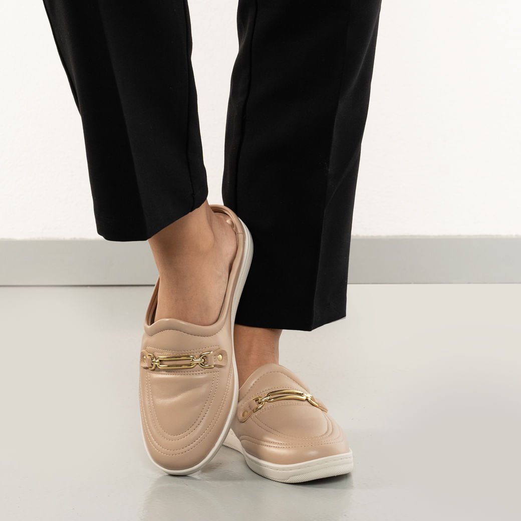 Mule feminino bege Modare em material sintético com detalhe dourado em corrente e solado branco antiderrapante