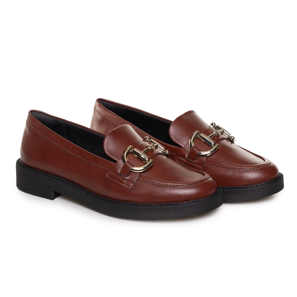 Par de mocassins femininos marrom sintético com detalhe metálico dourado, vista superior