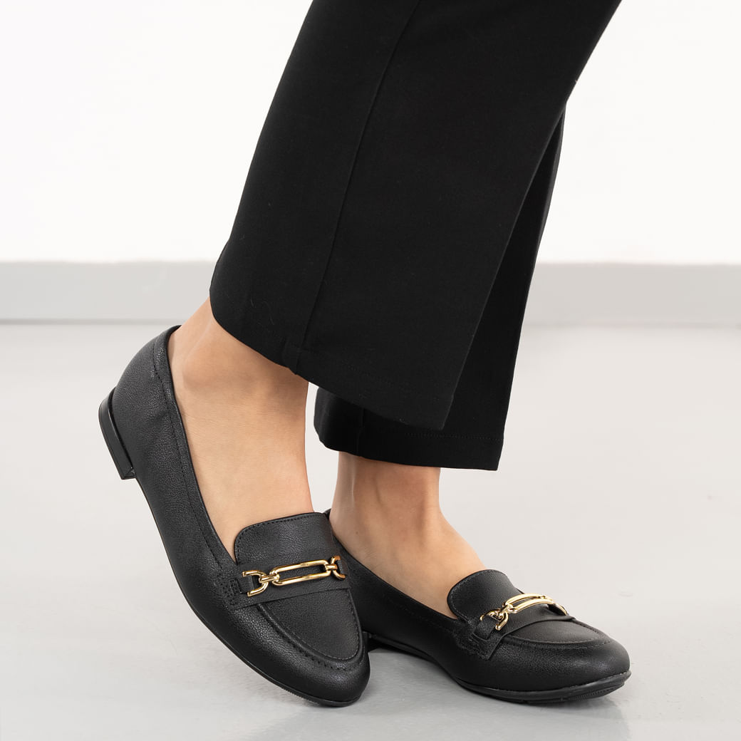 Mocassim Modare preto com detalhe dourado metálico, acabamento texturizado e salto baixo