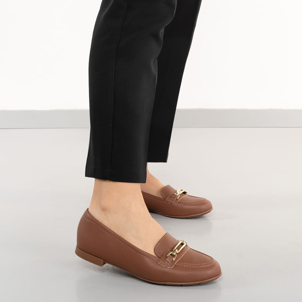 Mocassim feminino Modare cor avelã em material sintético com detalhe metálico dourado, vista lateral direita