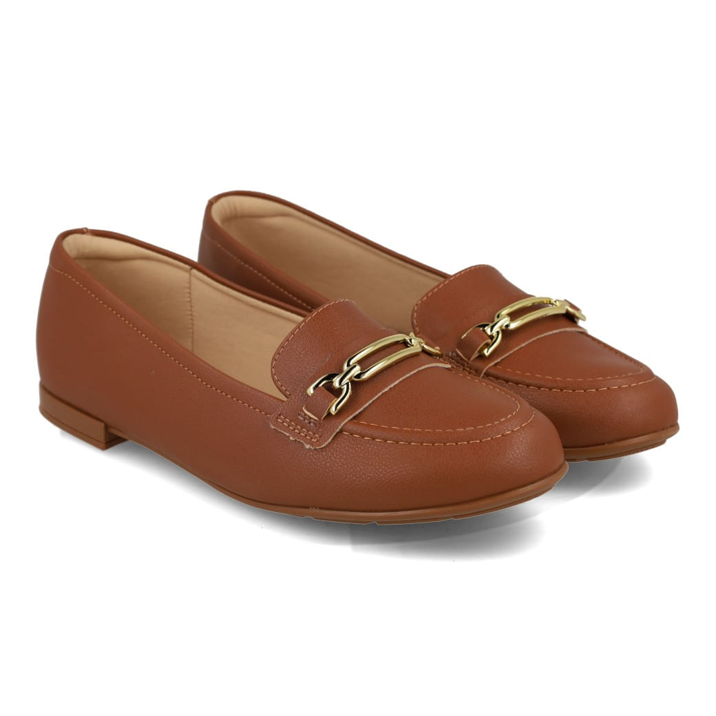 Par de mocassins Modare avelã com detalhe metálico, produto em fundo branco