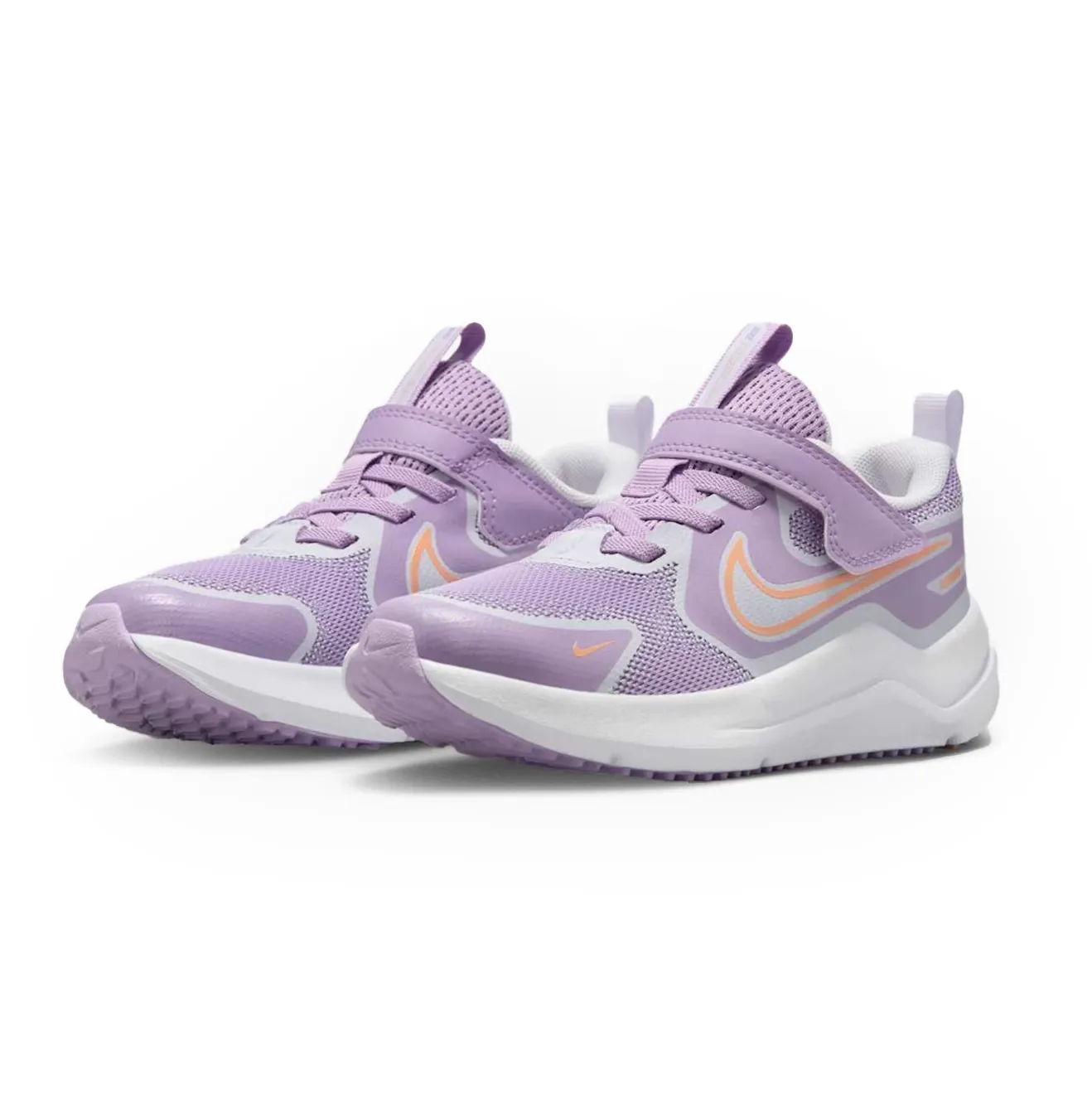 Par de tênis infantil Nike lilás com velcro e cadarço elástico decorativo vistos em três quartos
