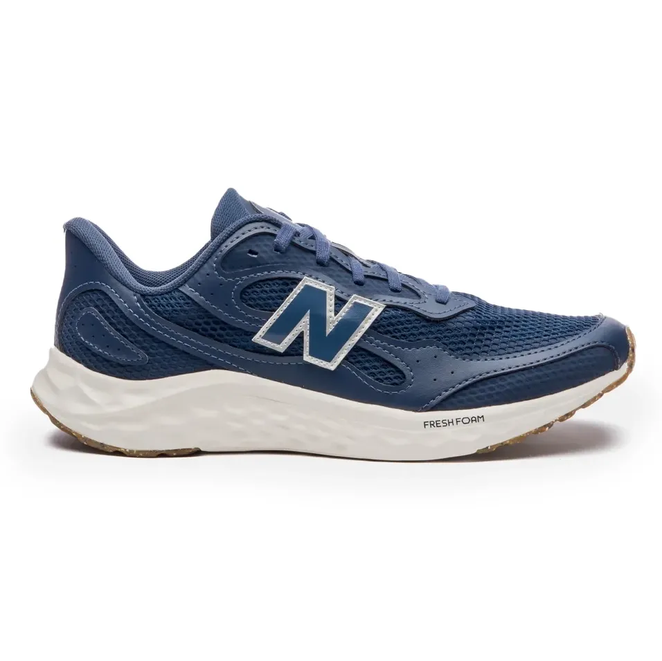 Tênis New Balance marinho vista lateral direita, cabedal em mesh com sobreposições em TPU e entressola Fresh Foam branca