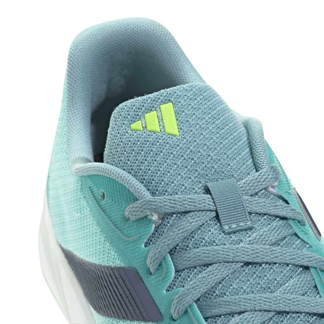 Close do cabedal em mesh do Adidas Duramo RC 2 mostrando textura respirável e logo