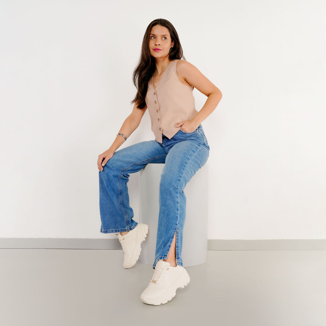 Modelo usando tênis off white mostrando ajuste no tornozelo e estética casual