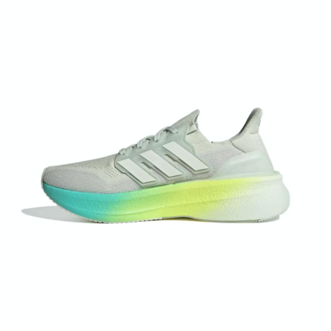 Tênis Adidas Ultraboost 5 masculino cinza vista lateral esquerda em close com detalhes do cabedal knit