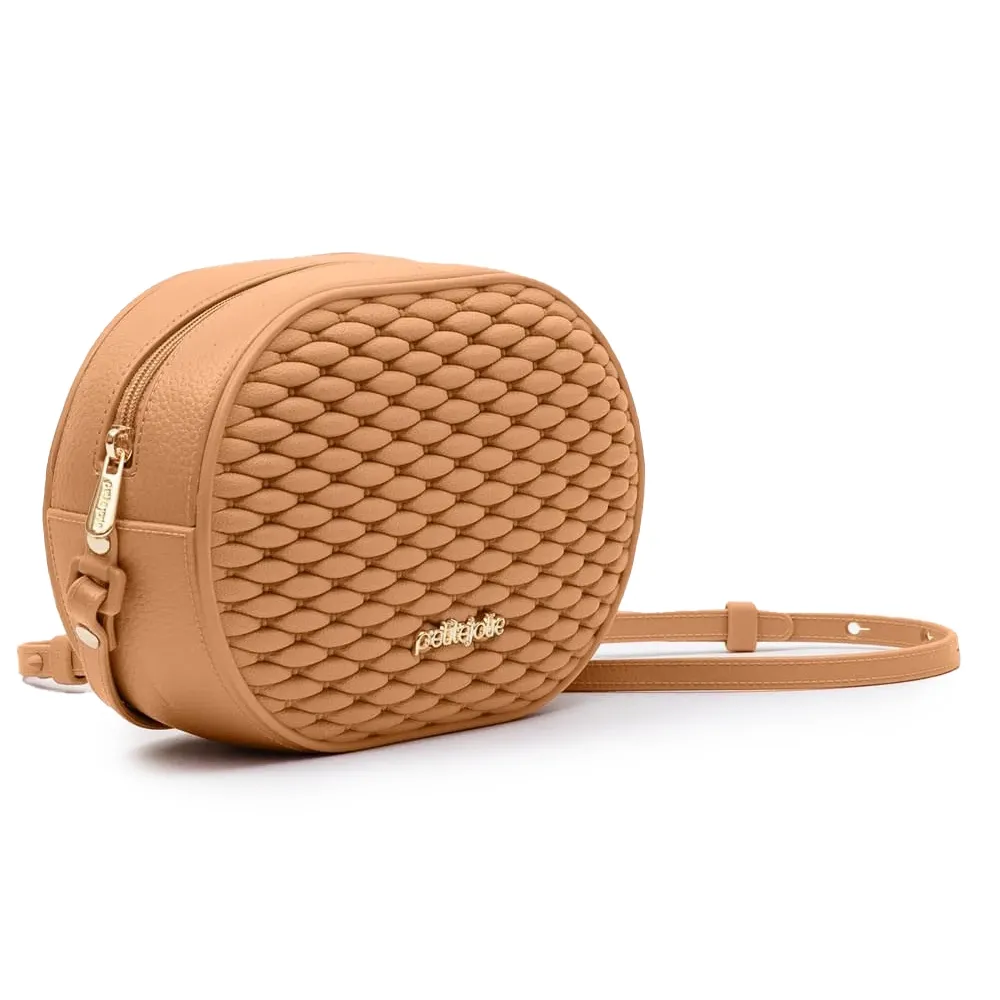 Bolsa Petite Jolie marrom apoiada mostrando textura frontal tipo escamas e ferragens douradas