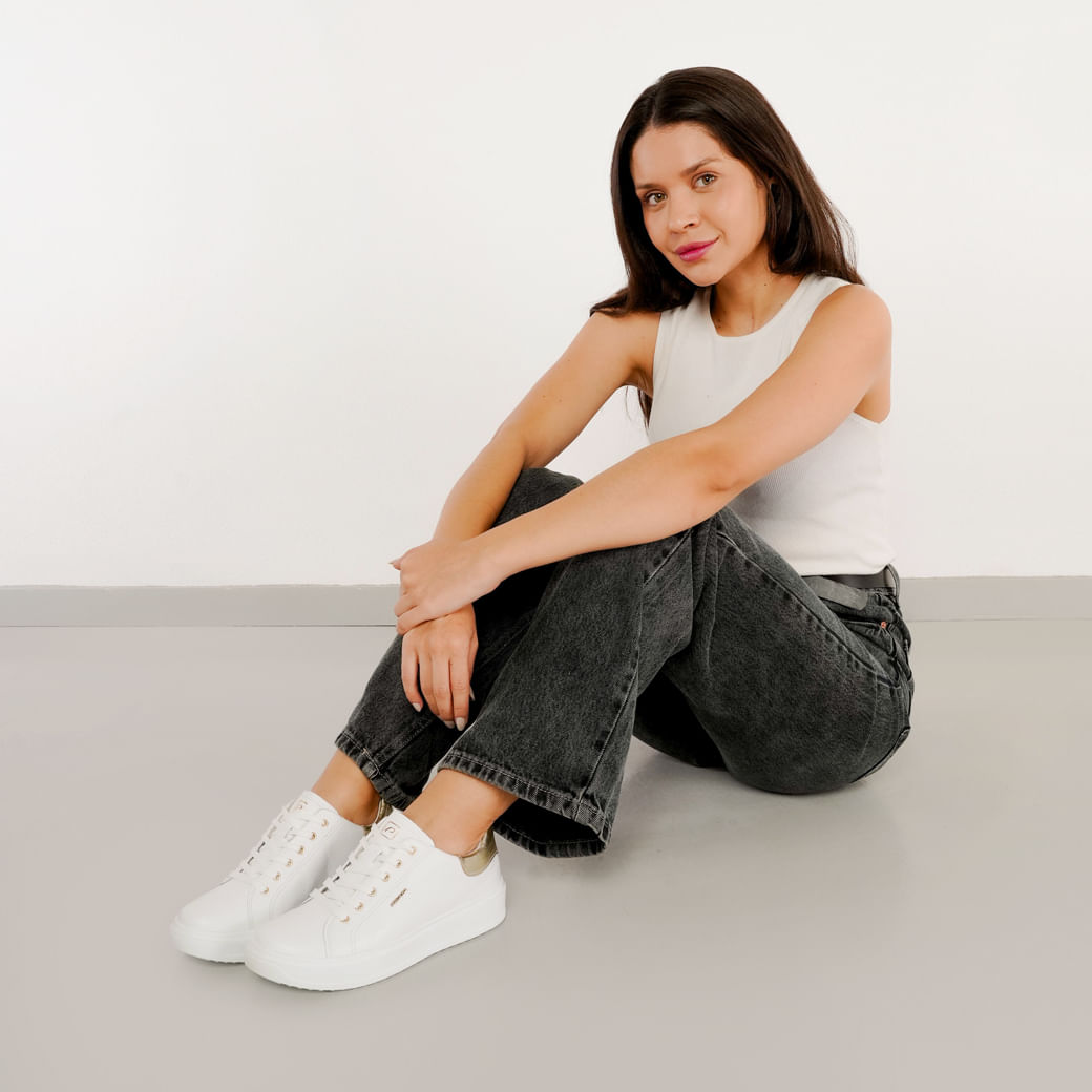 Tênis casual feminino branco Pegada em couro legítimo, vista frontal com detalhes dourados e solado branco