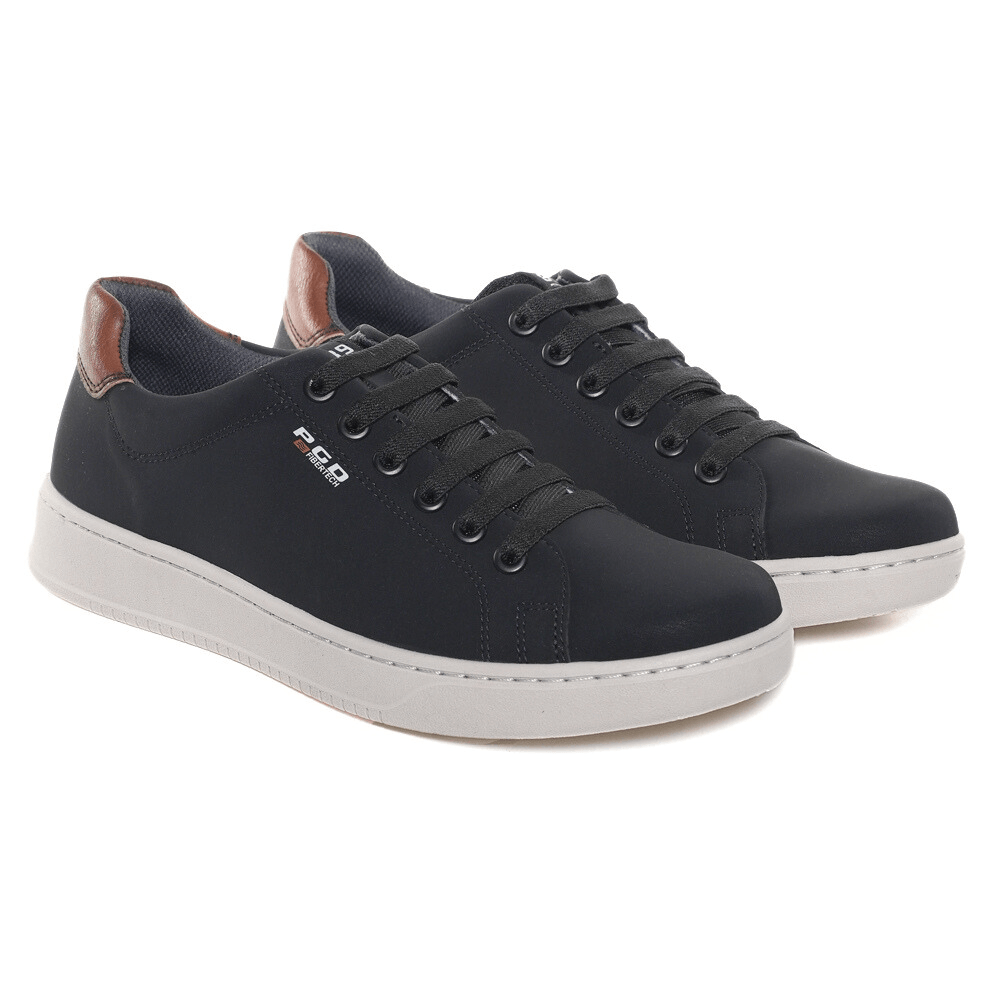 Par de sapatênis Pegada masculino preto sobre fundo branco, mostrando design e acabamento.