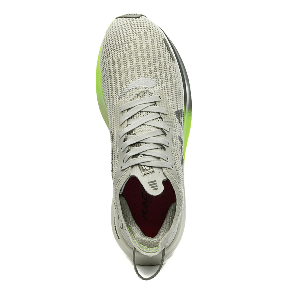 Tênis feminino Fila Racer Carbon 2 branco visto de cima, destacando o cabedal em têxtil bege claro