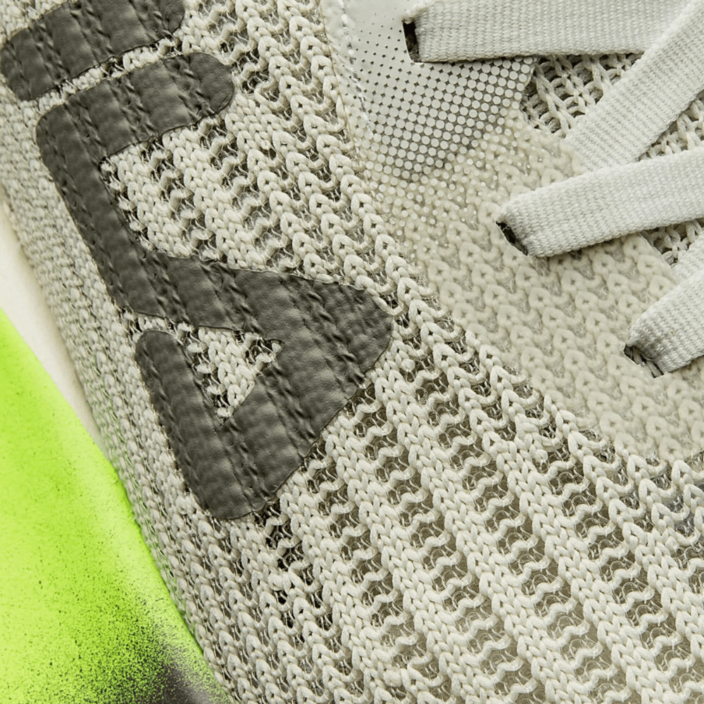 Close no cabedal do tênis Fila Racer Carbon 2 feminino, mostrando detalhes do logo e textura do material