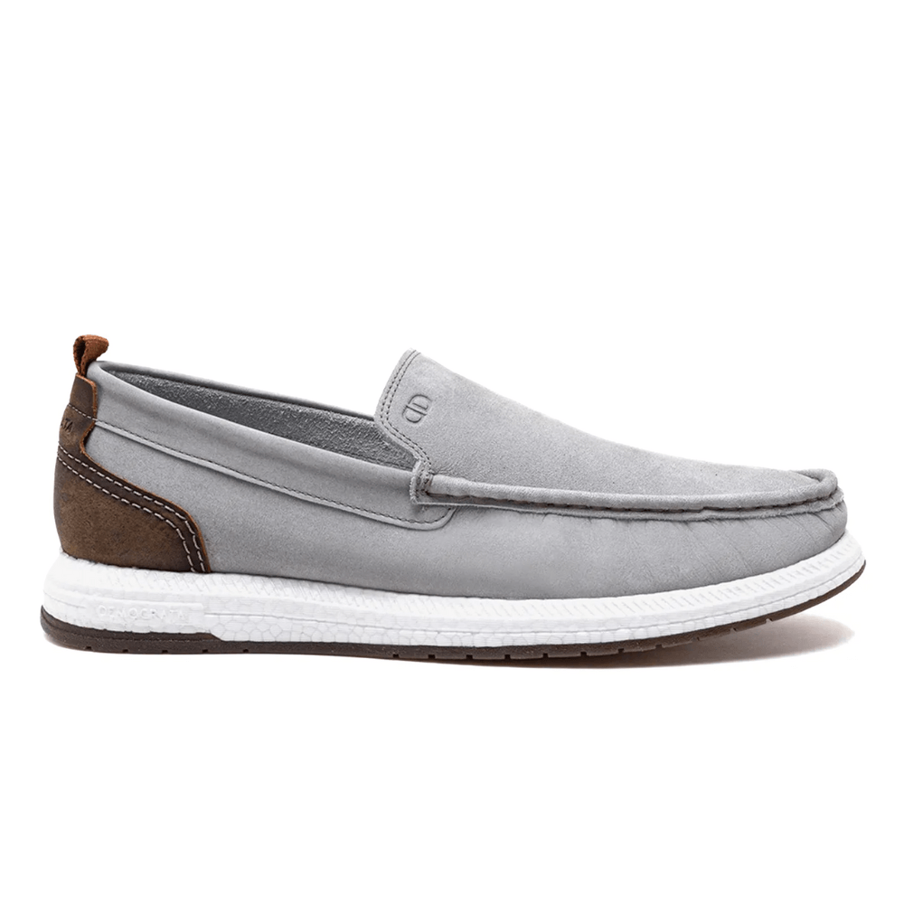 Mocassim Democrata Easy Flop Pulse Masculino Cinza em fundo branco mostrando detalhes em couro cinza e sola branca com marrom
