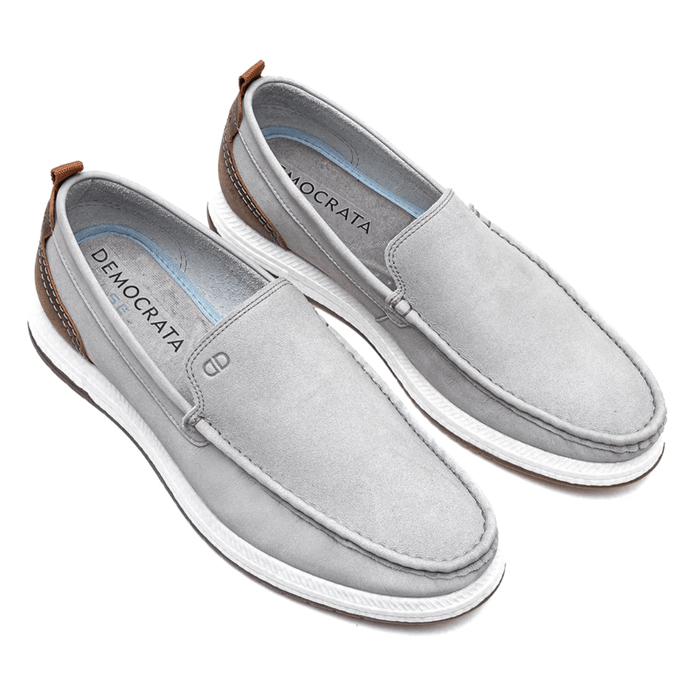 Vista lateral do Mocassim Democrata Easy Flop Pulse Masculino Cinza exibindo acabamento e logo da marca