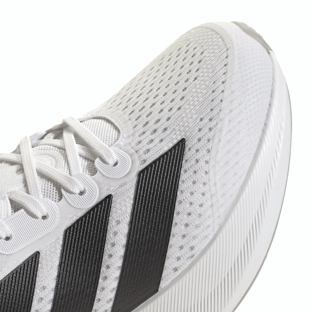 Close do tênis Adidas Duramo Speed 2 masculino branco mostrando detalhes de mesh respirável e solado em EVA