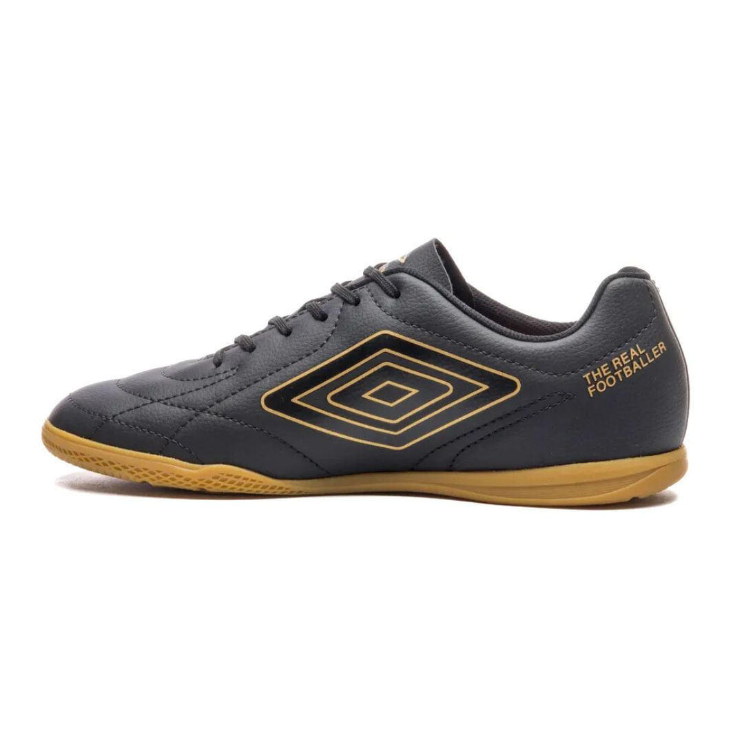 Chuteira de futsal Umbro masculina preta vista de perfil lateral esquerdo com logo dourado