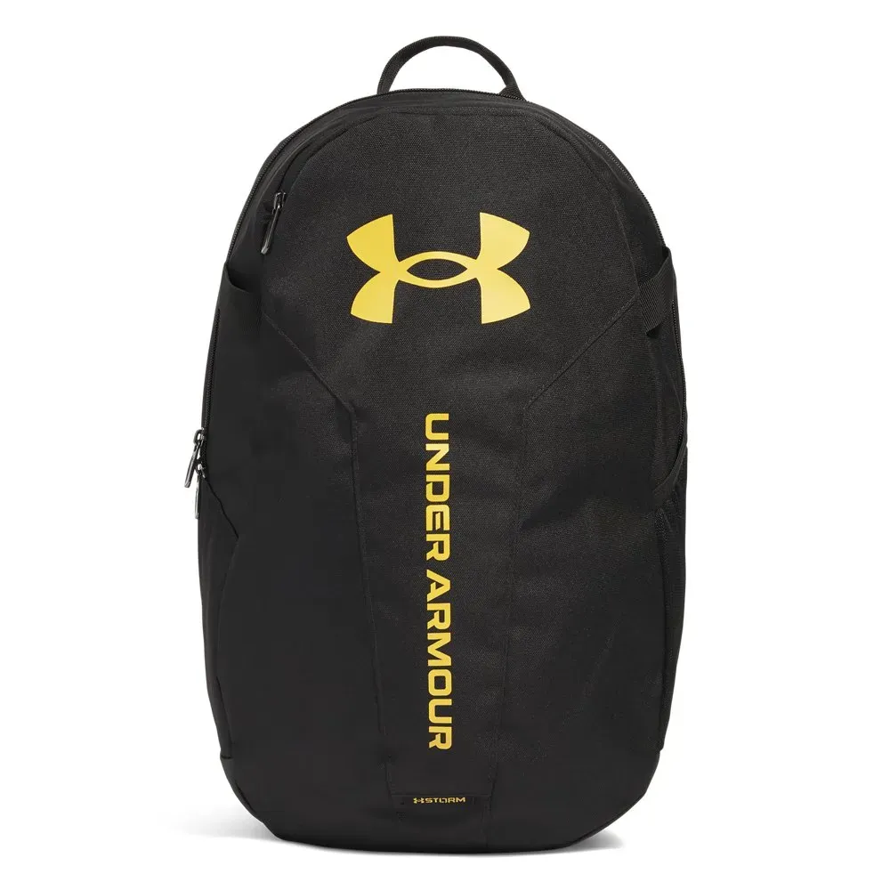 Mochila Under Armour Hustle Lite preta vista frontal com logo dourado e bolsos laterais