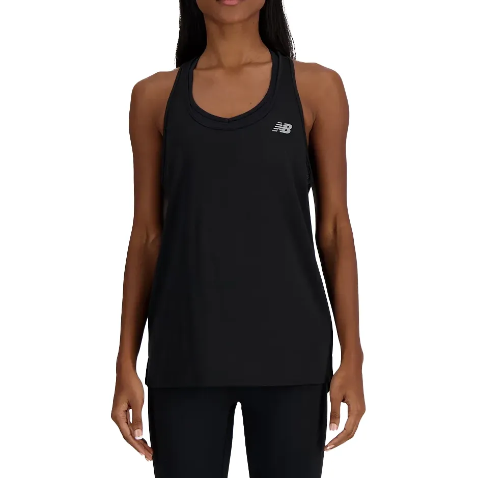 Regata feminina preta New Balance Sport Essentials com design esportivo e tecido leve