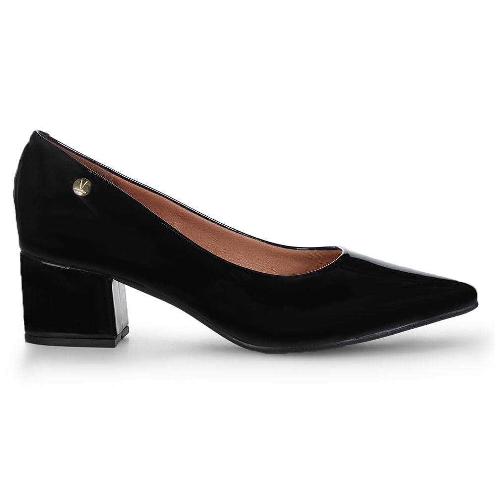 Sapato feminino Vizzano preto com bico fino e salto bloco, mostrado em modelo usando