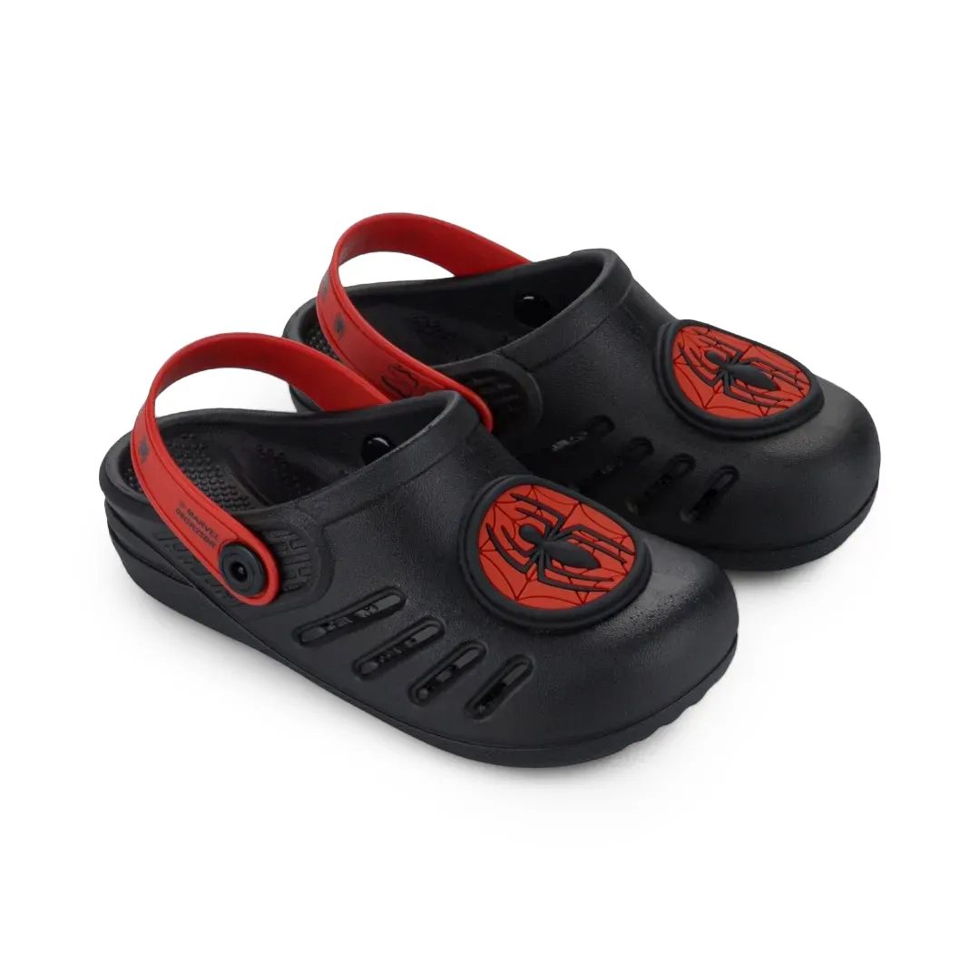 Par de babuches pretas com tiras traseiras vermelhas e recortes laterais de ventilação