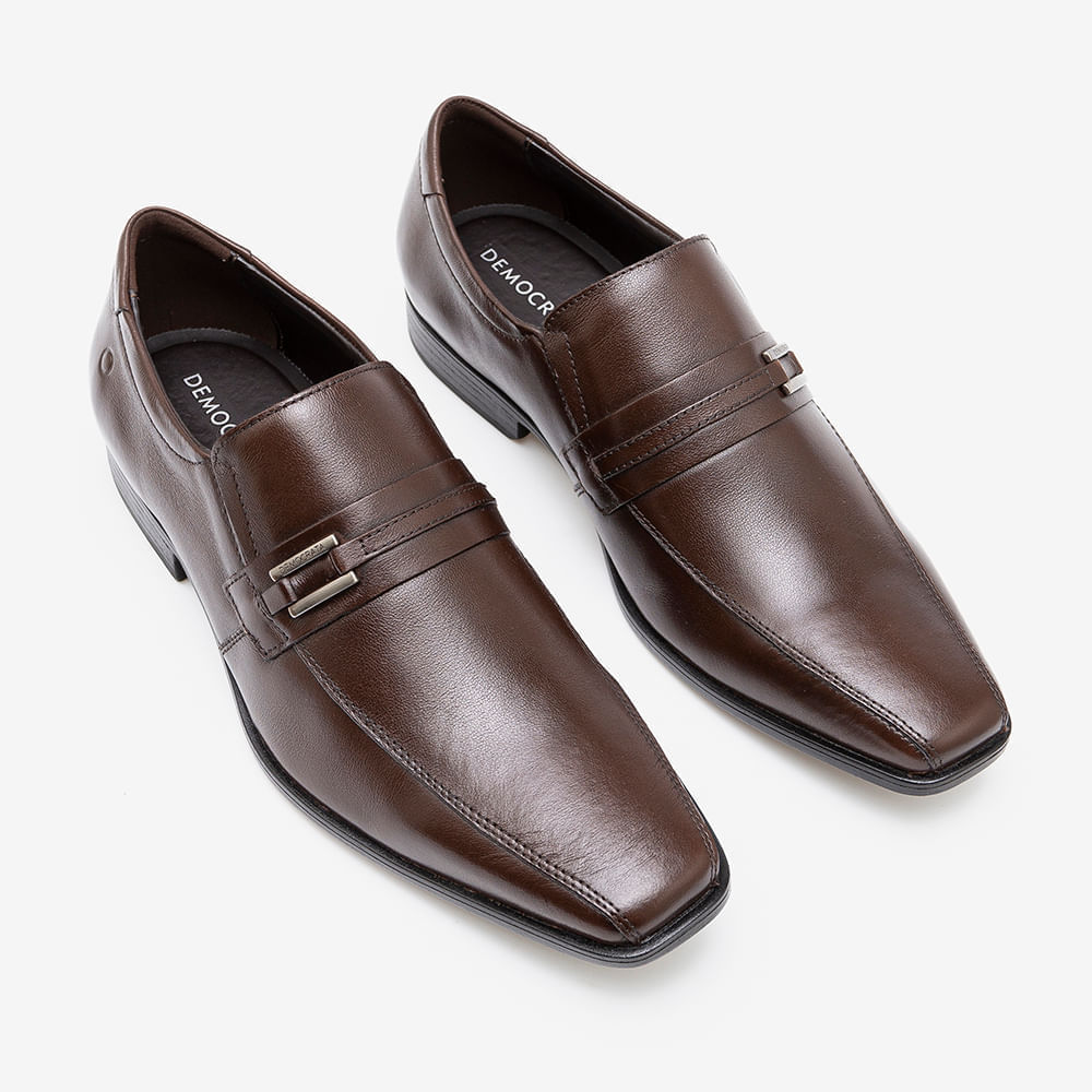 Par de sapatos sociais Democrata em couro café vistos de frente