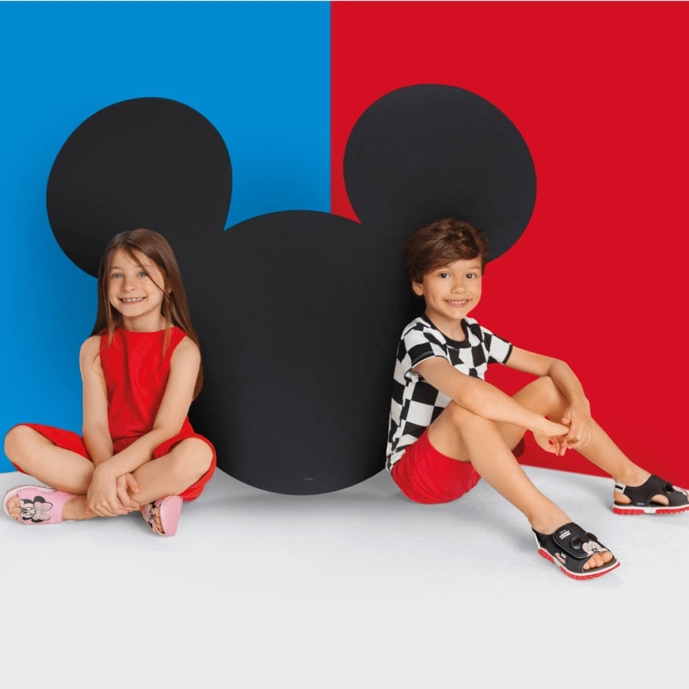 Sandália infantil Bibi Summer Roller Sport preta vista de lado com design Mickey Mouse