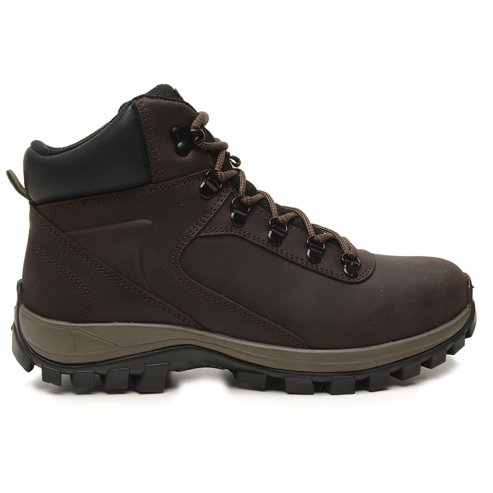 Bota Macboot Reseda Couro Masculino Café com detalhes em preto e verde, fechamento por cadarço e sola tratorada de borracha