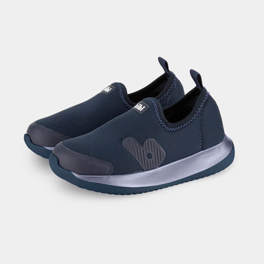 Tênis infantil masculino Bibi marinho mostrando design slip-on e logo B