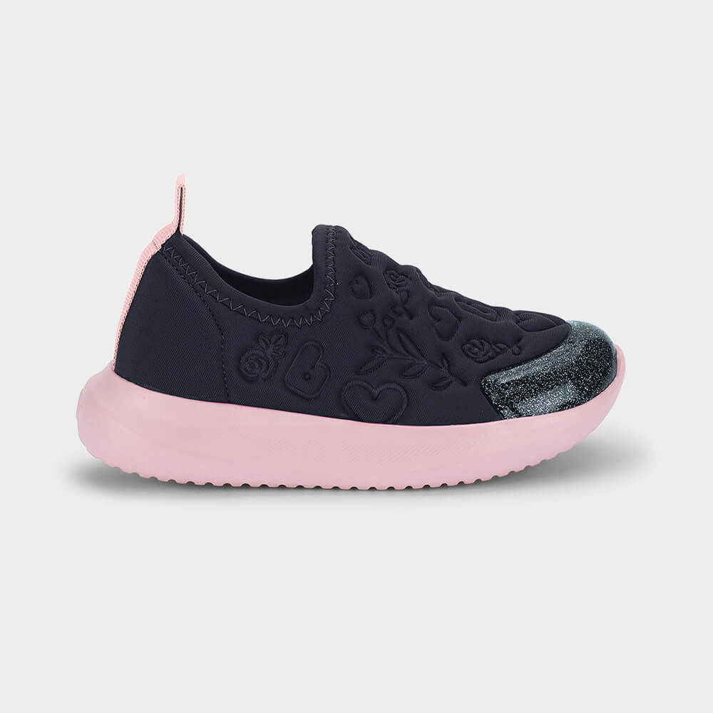 Tênis infantil masculino casual Bibi Flash na cor marinho com detalhes em rosa, mostrando design estampado com corações e flores e sola rosa texturizada.