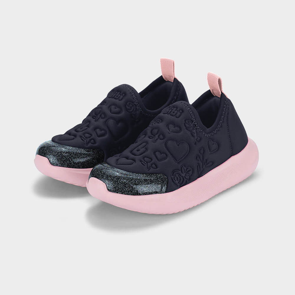 Par de tênis infantil masculino casual Bibi Flash marinho com detalhes em rosa, visto de outro ângulo mostrando design e sola texturizada.