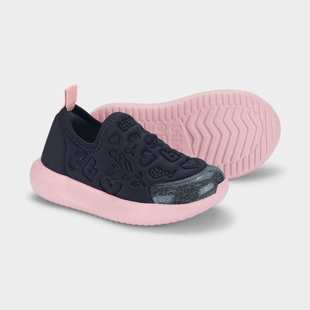 Tênis infantil masculino casual Bibi Flash marinho com detalhes em rosa, destacando conforto e praticidade.