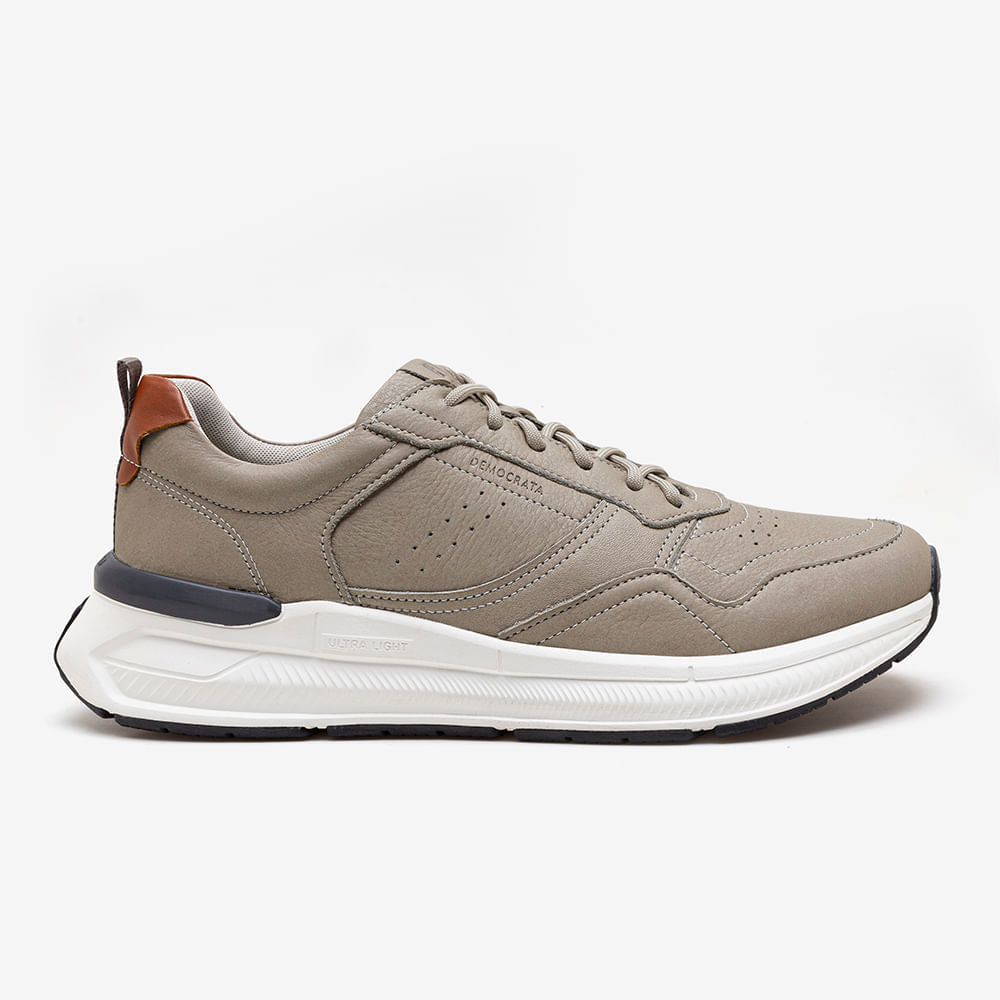 Tênis casual masculino Democrata Denim Brad Ultra Light cor bege, vista lateral mostrando perfil e detalhes em couro marrom