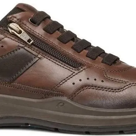 Close do tênis casual masculino Pegada marrom com detalhes em conhaque, fechamento com cadarço e zíper lateral funcional.