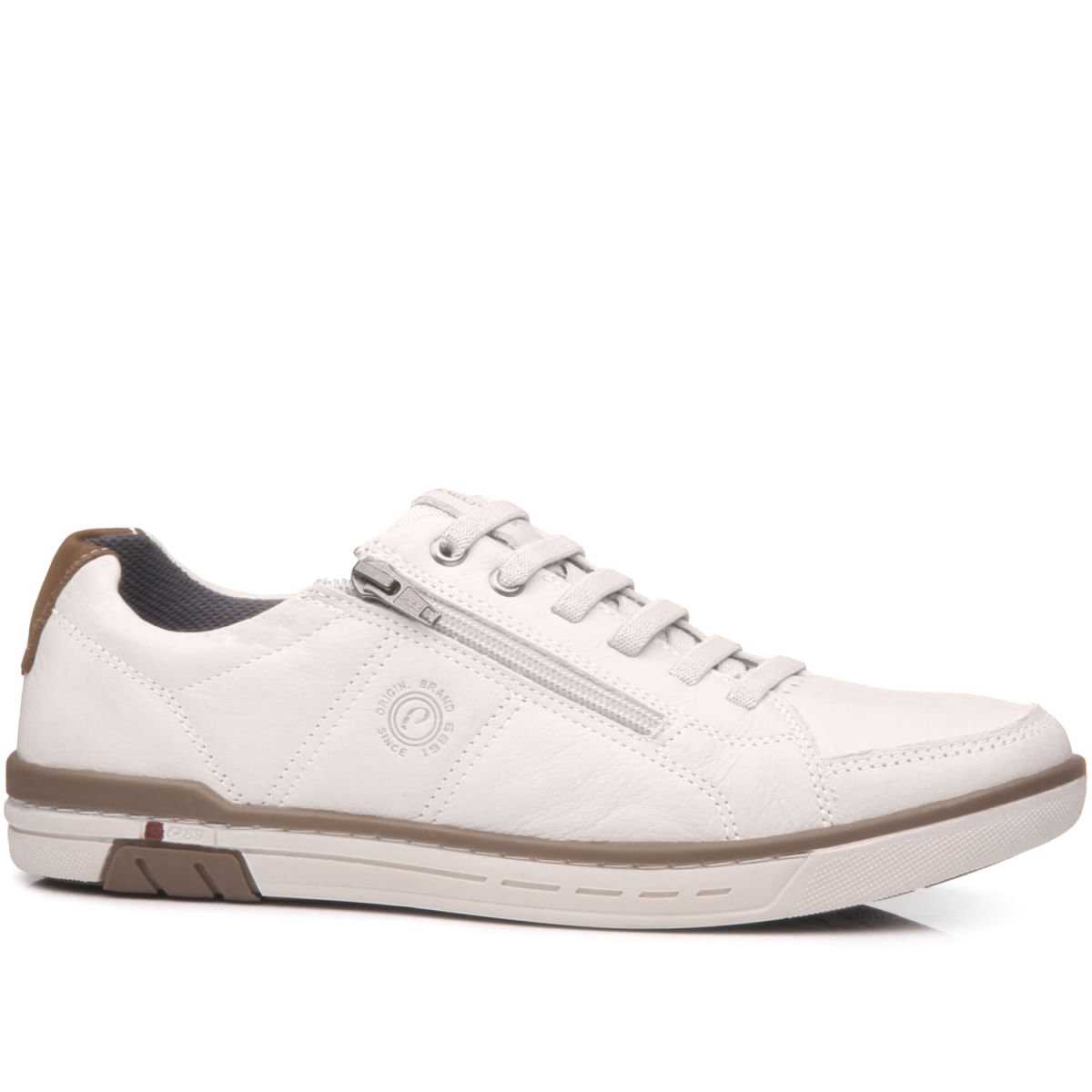 Tênis casual masculino em couro branco com zíper lateral e detalhes marrons, usado com calça bege ao ar livre