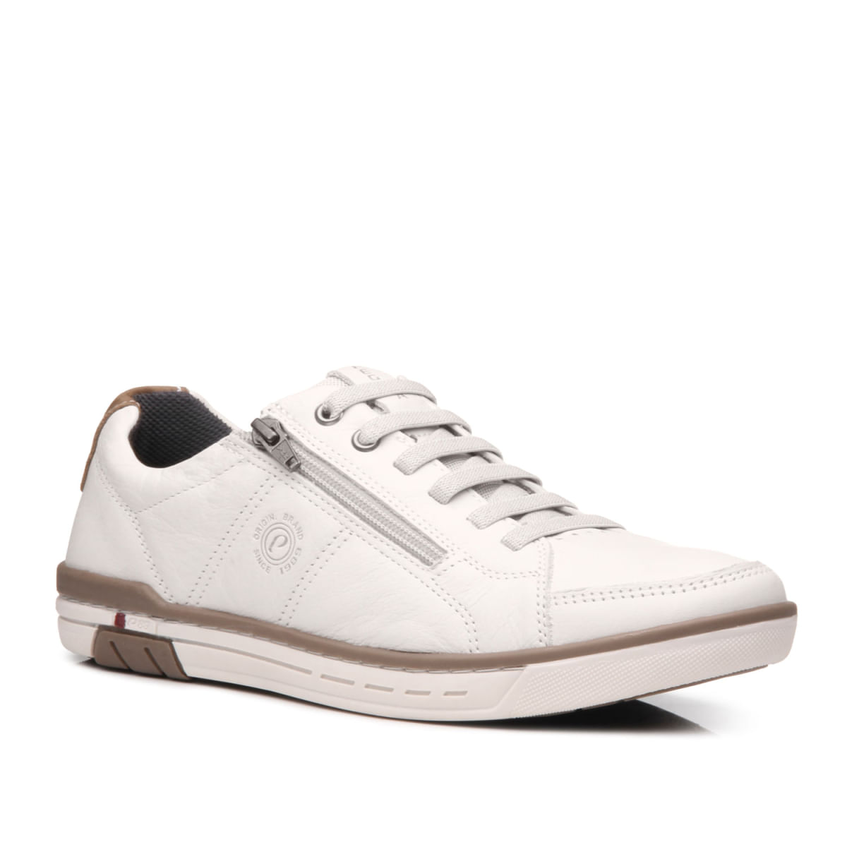 Tênis casual masculino branco Pegada em fundo branco para ajuste perfeito