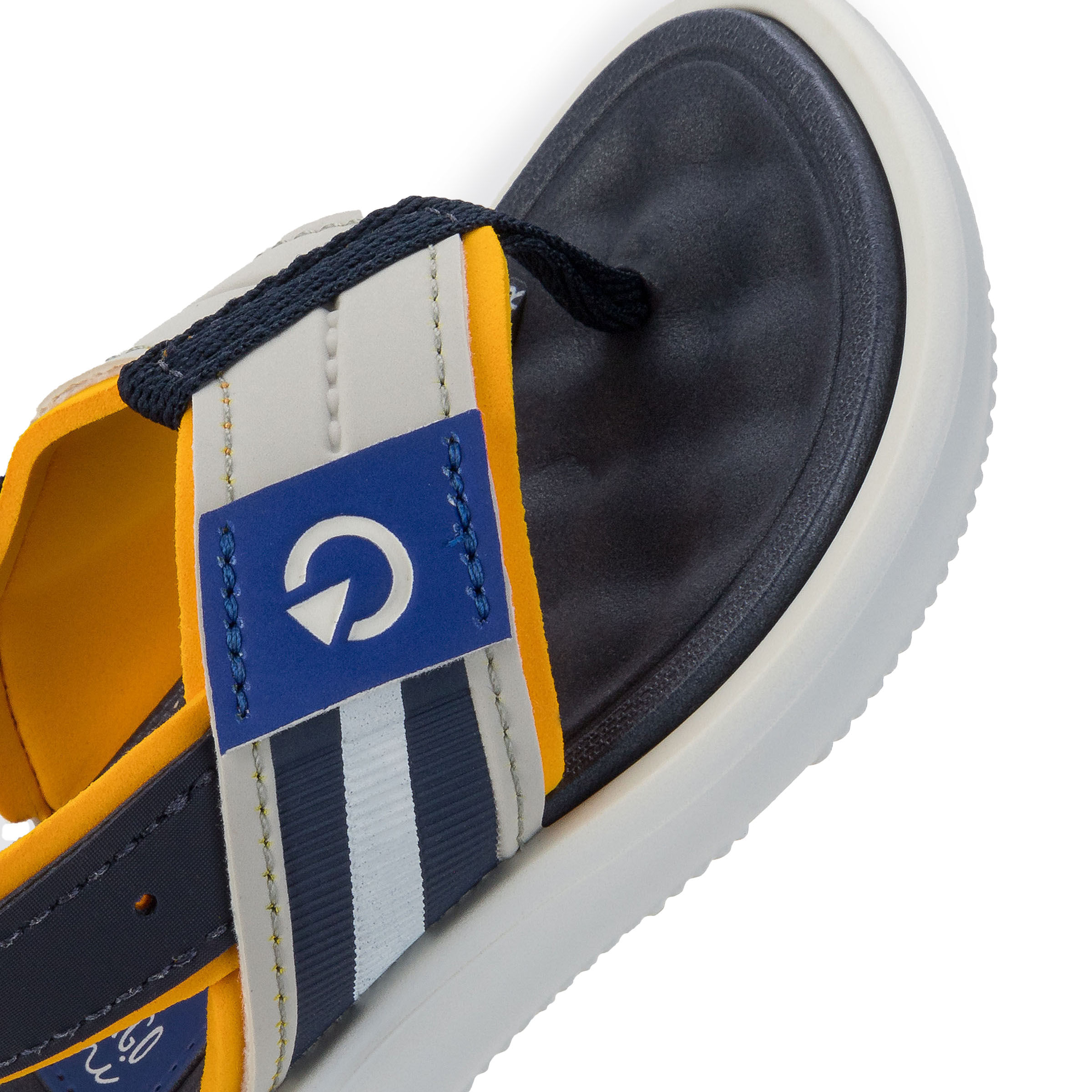 Close do chinelo infantil Grendene Cartago Mini II mostrando tiras largas cinza com detalhes laranja e logo azul