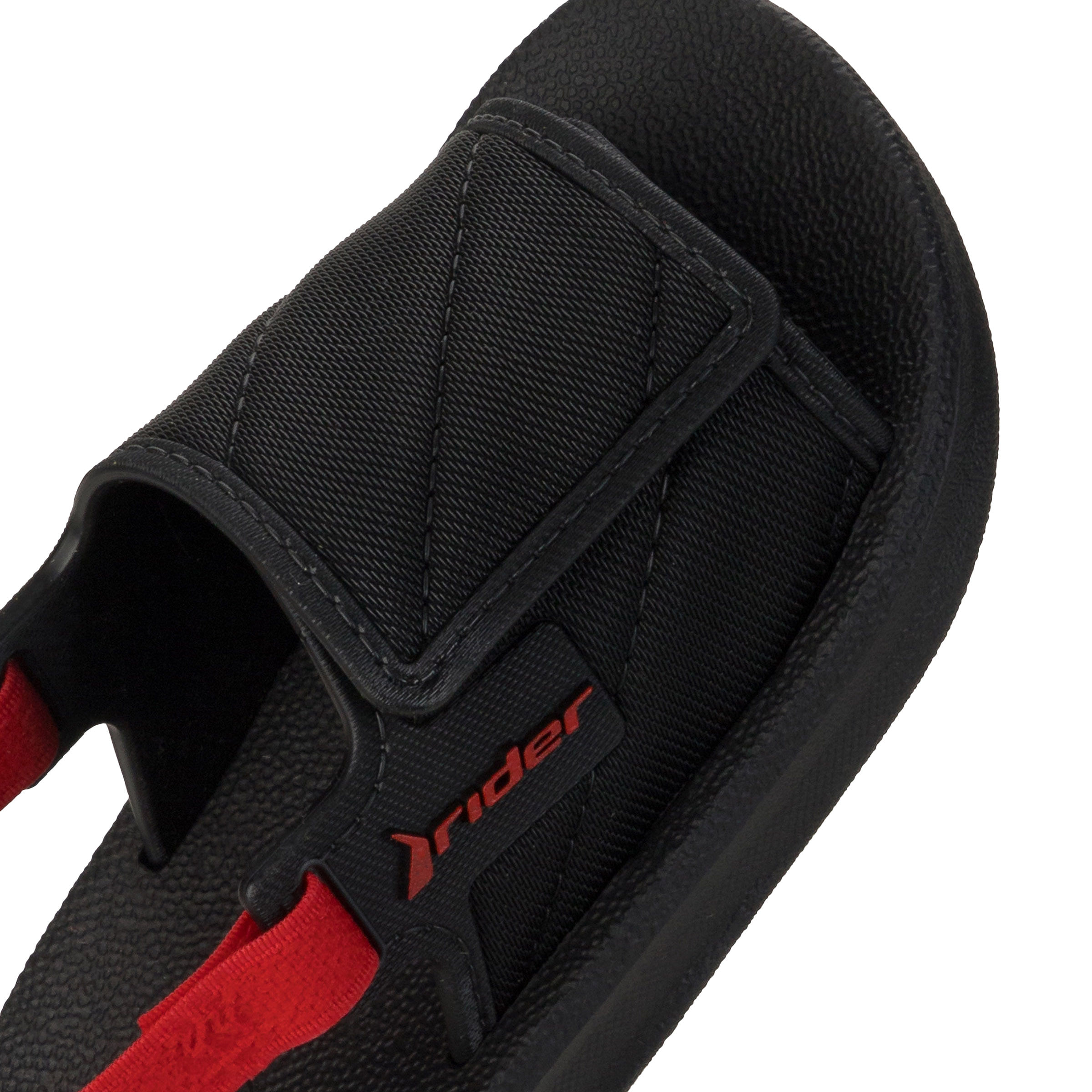 Close do chinelo Rider Kids Street preto com detalhes vermelhos mostrando tira superior com velcro e alça elástica
