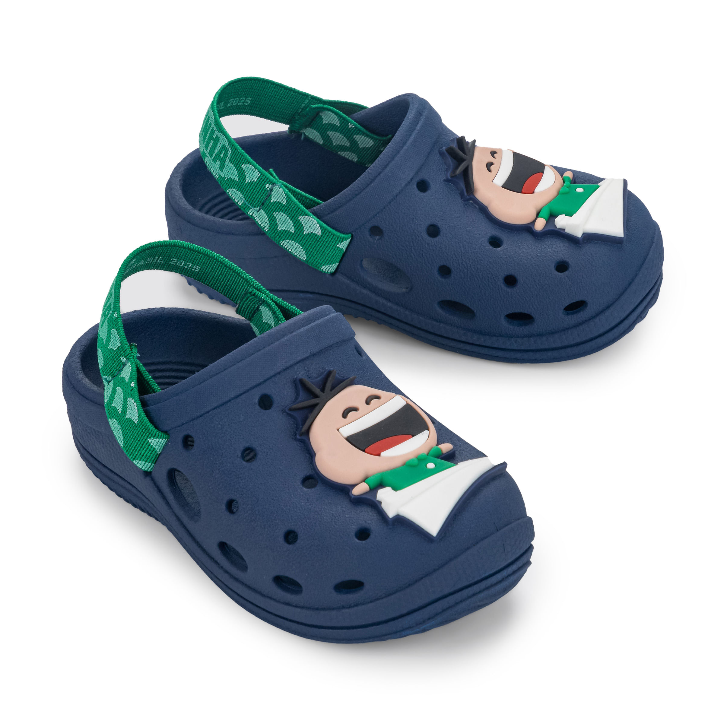 Babuche infantil azul marinho com personagem Cebolinha vista em ângulo para ajuste perfeito